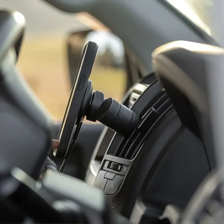 quad_lock_car_vent_mount_2.jpg QUAD LOCK Car Vent Smartphone Mount