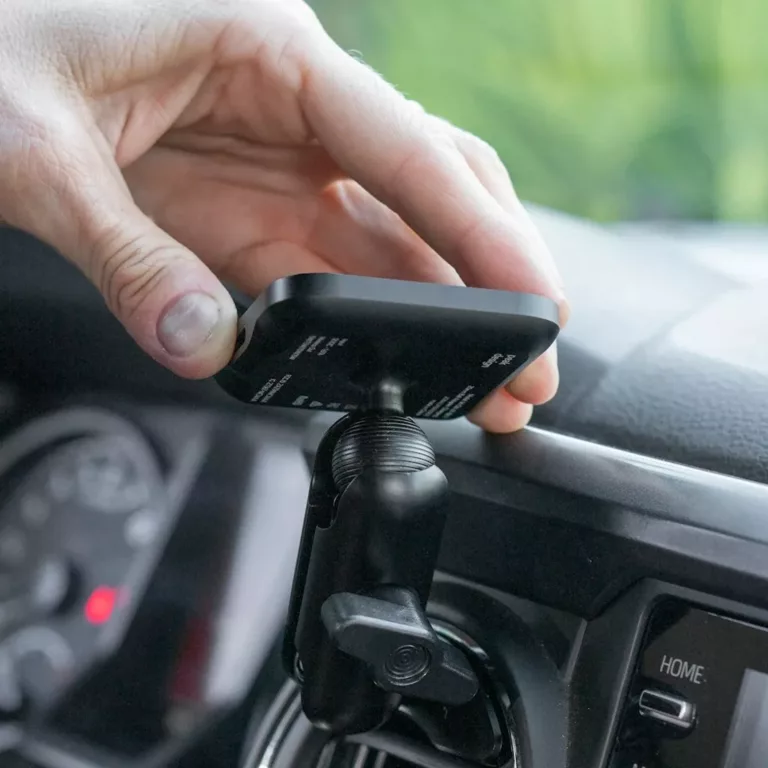 peak_design_car_mount_example_2-1.jpg PEAK DESIGN 1" Ball Mount Smartphone houder met Qi1 draadloze lader