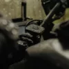peak_design_qi2_motorcycle_bar_mount_4.jpg PEAK DESIGN smartphonehouder motorstuur met Qi2 draadloze lader