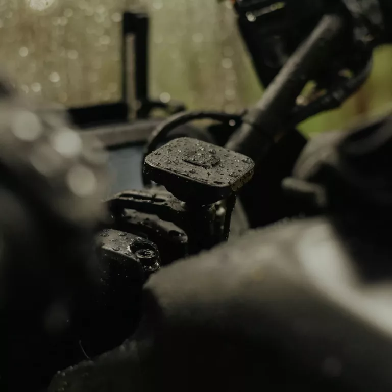 peak_design_qi2_motorcycle_bar_mount_4.jpg PEAK DESIGN smartphonehouder motorstuur met Qi2 draadloze lader