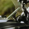 peak_design_qi2_motorcycle_bar_mount_6.jpg PEAK DESIGN smartphonehouder motorstuur met Qi2 draadloze lader